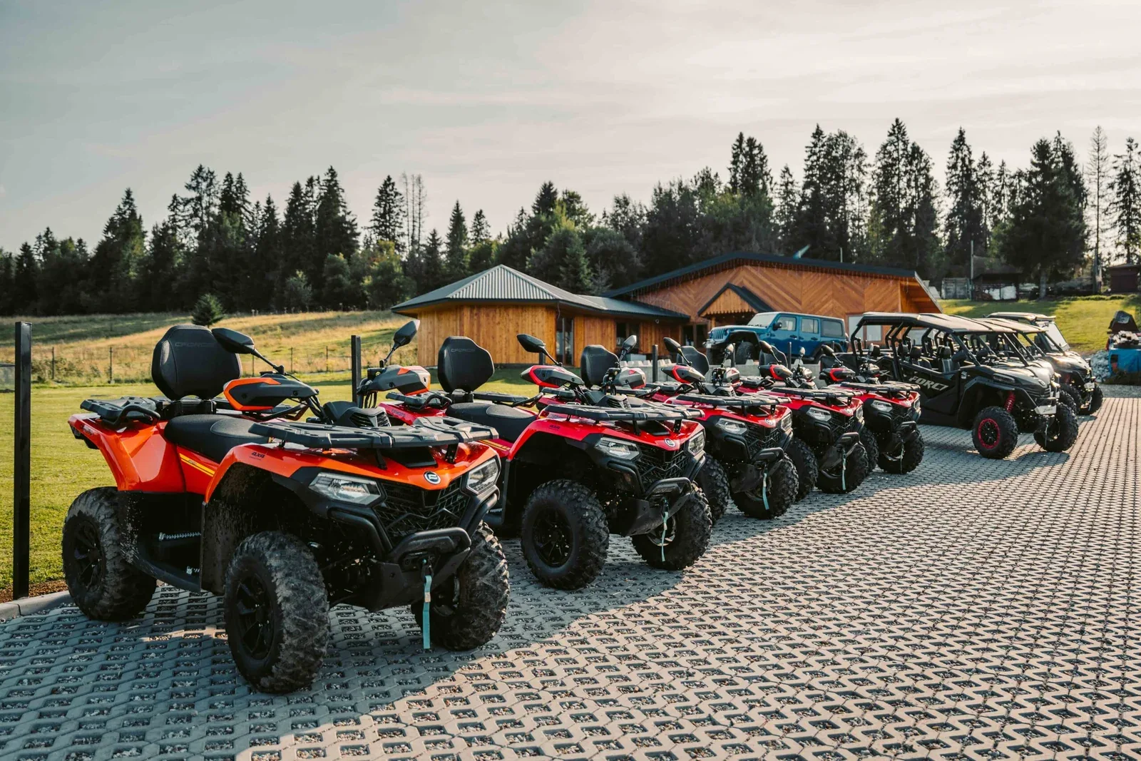 Flota quadów CFMOTO i buggy ZFORCE w bazie w Murzasichlu
