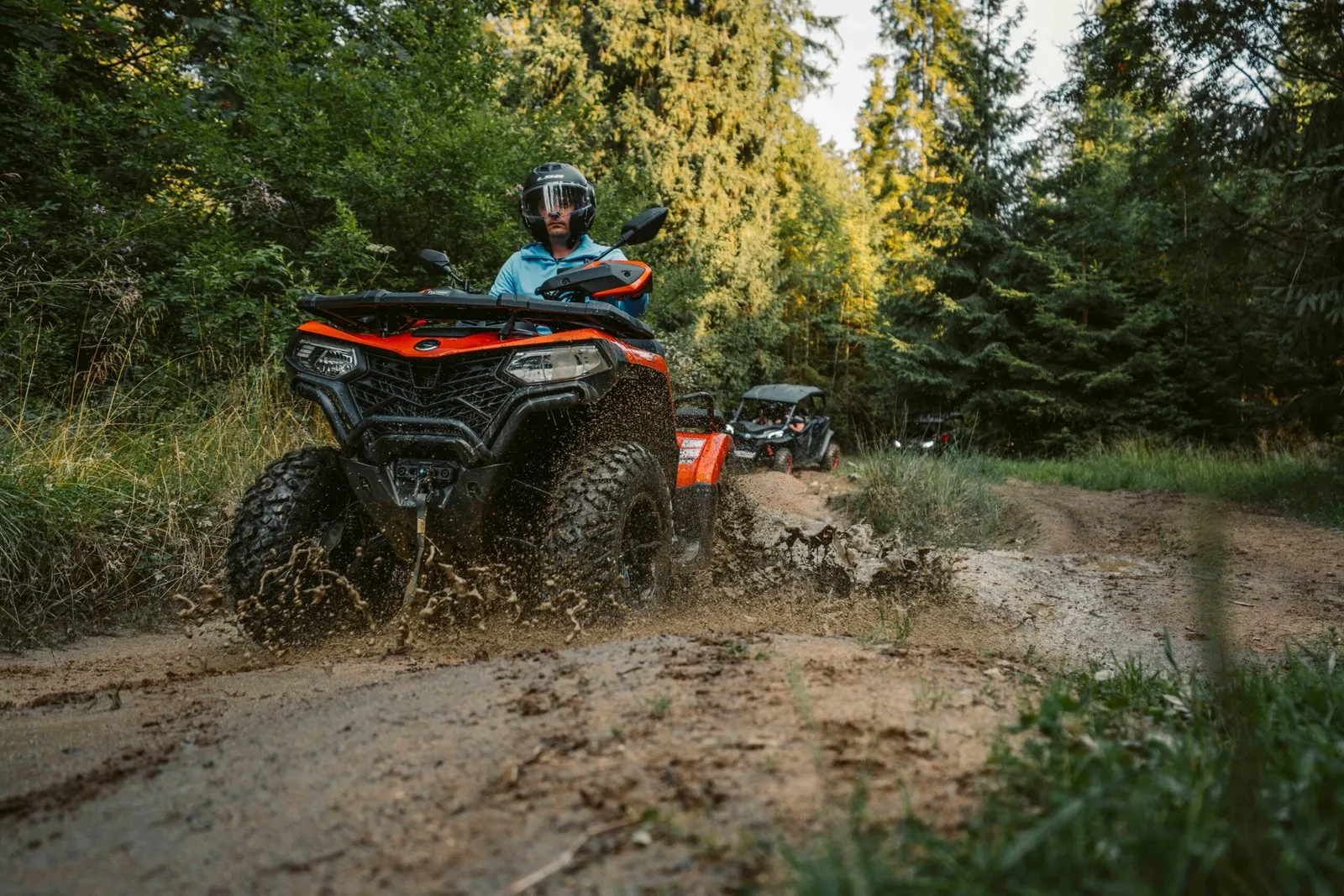 Quad CFMOTO na błotnistej trasie off-road pod Zakopanem