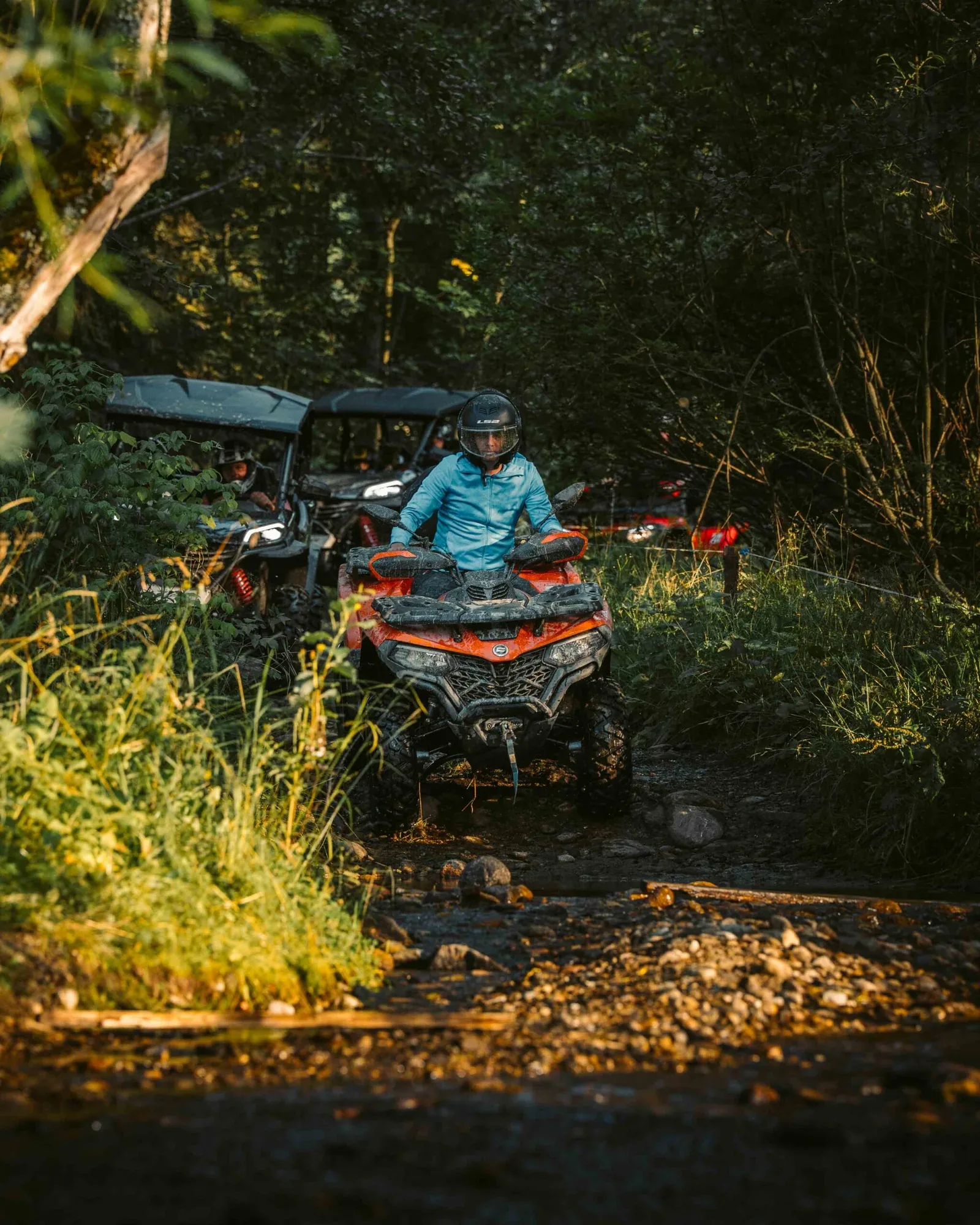 Kolumna quadów i buggy na leśnej trasie off-road pod Zakopanem