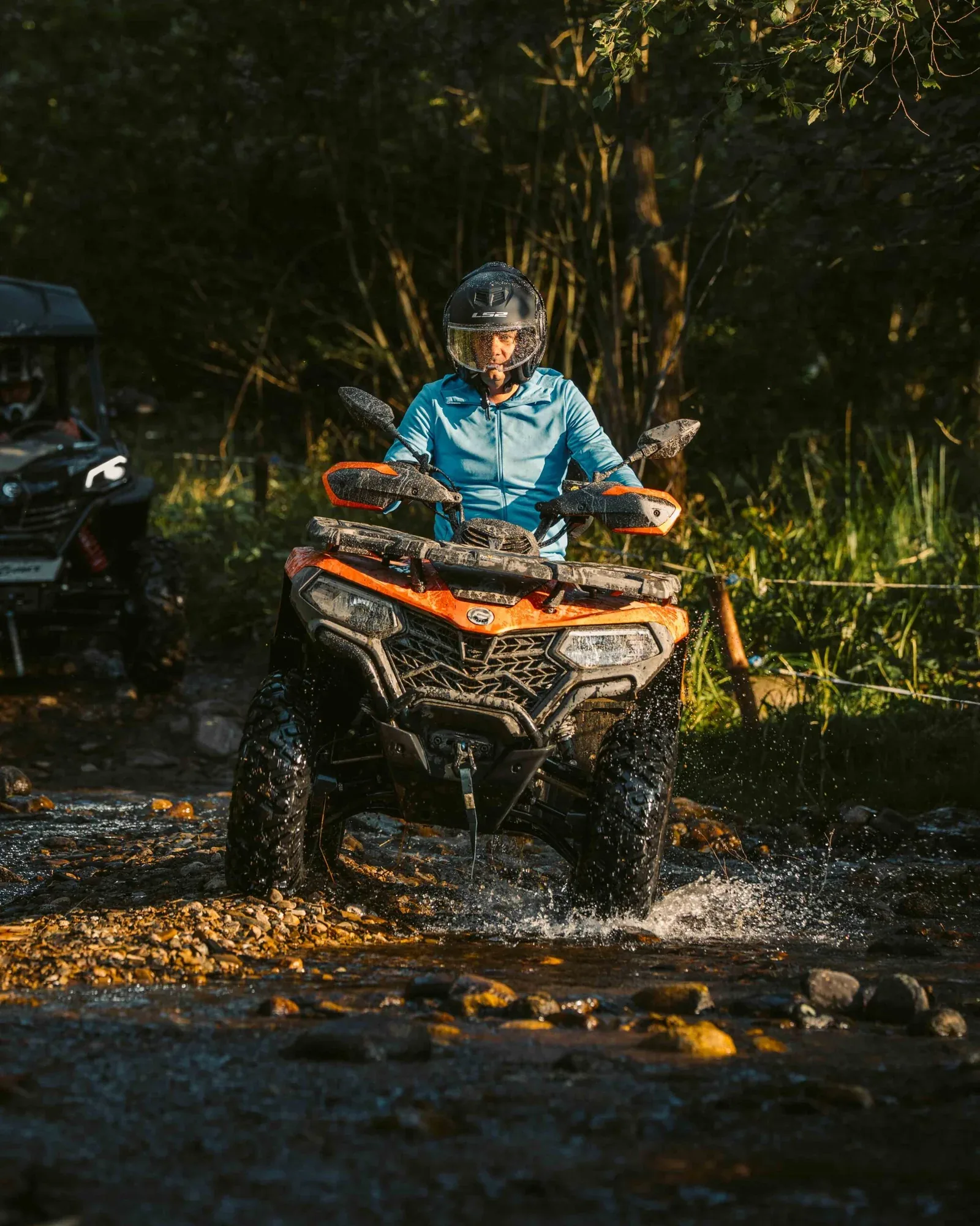 Quad CFMOTO w korycie kamienistego potoku – wyprawa off-road